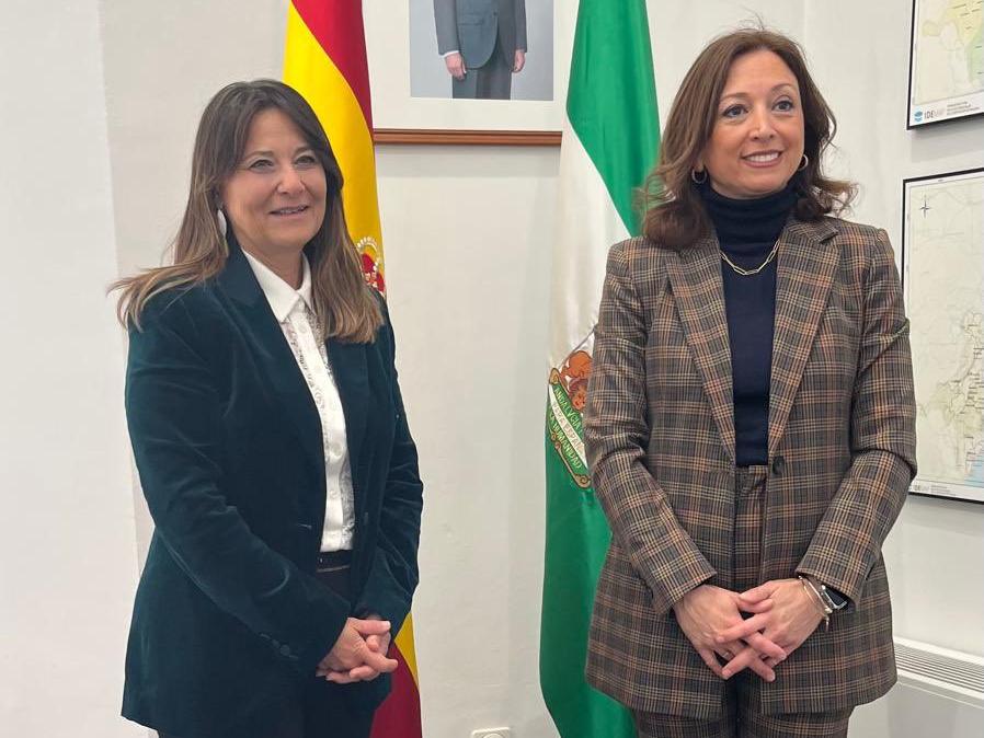 La decana se reúne con la delegada del Gobierno de Andalucía en Málaga